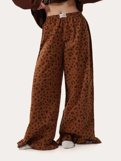 Teplé domáce nohavice s leopardím vzorom – hnedé