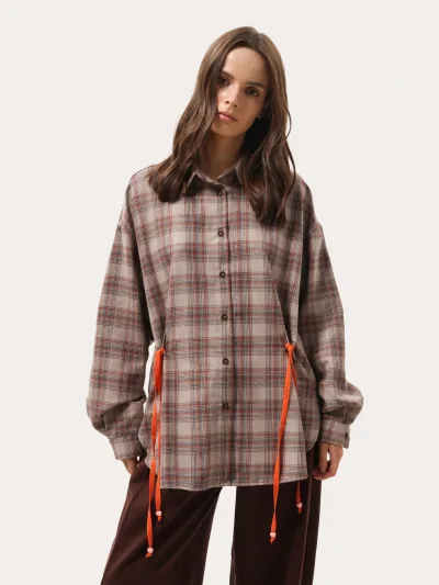 Oversize károvaná košeľa s výraznými šnúrkami — béžovo-čokoládová