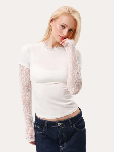 Priliehavý polopriehľadný longsleeve s čipkovanými rukávmi – smotanový