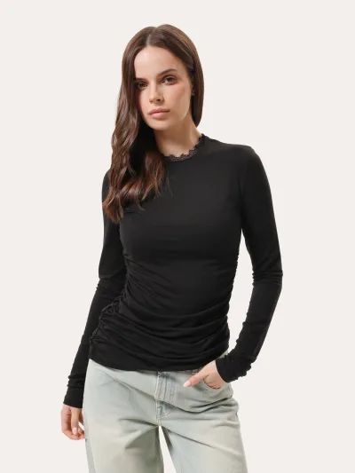 Priliehavý longsleeve s bočným riasením a čipkou – čierny