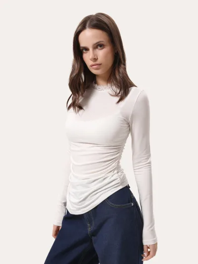 Priliehavý longsleeve s bočným riasením a čipkou – mliečna